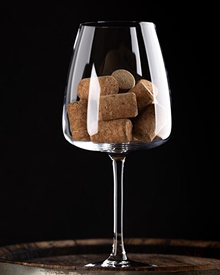 Наносили парфюм на пробку, клали в бокал и предлагали ознакомиться с ароматом. Таких бокалов было выставлено несколько в ассортименте популярной парфюмерии. Парфюм очень хорошо звучит на дереве в полузакрытом пространстве бокала